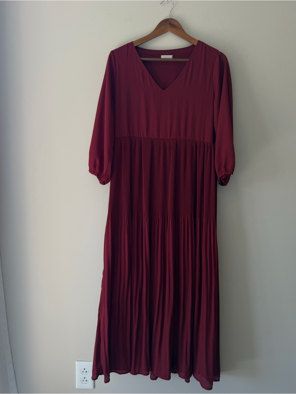 Roolee V-Neck Burgundy Tiered Pleated Maxi Dress Size Medium